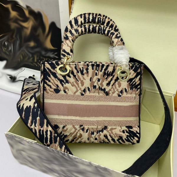 womens shoulder bags real leather totes bag the new style of 2021 canvas letter five embroidered cross-slung handbag letter tote
womens shoulder bags real leather totes bag the new style of 2021 canvas letter five embroidered cross-slung handbag letter tote