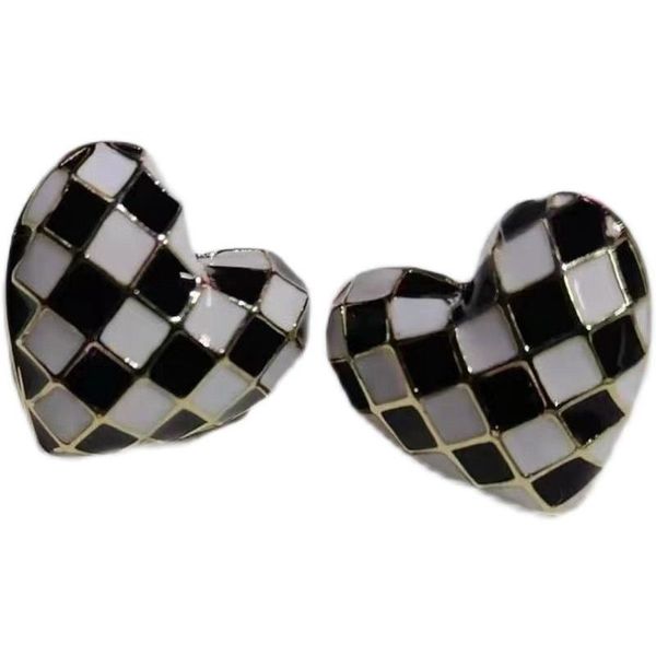 love checkerboard earrings autumn winter earrings 2021 new fashion special niche design temperament high-grade luxury earrings, Golden;silver
love checkerboard earrings autumn winter earrings 2021 new fashion special niche design temperament high-grade luxury earrings, Golden;silver