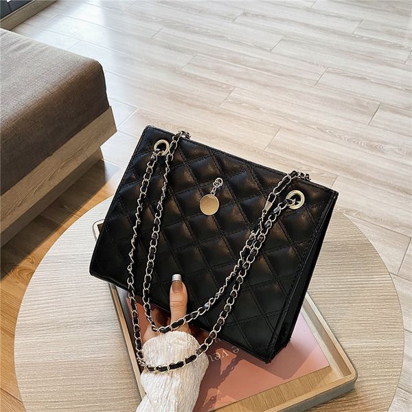 women's new soft leather texture single shoulder fashion chain lingge messenger bag fashion temperament portable bag
women's new soft leather texture single shoulder fashion chain lingge messenger bag fashion temperament portable bag