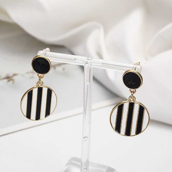 trendy round geometric earrings for women's fashion exaggerated oil dripping black and white alloy earrings, Golden
trendy round geometric earrings for women's fashion exaggerated oil dripping black and white alloy earrings, Golden