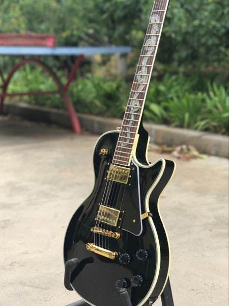 custom shop,black color electric guitar,lgold color hardware guitarra, rosewood fingerboard gitaar.
custom shop,black color electric guitar,lgold color hardware guitarra, rosewood fingerboard gitaar.