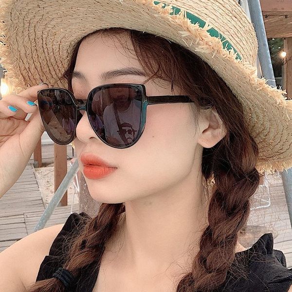 sunglasses fashion milk tea color cat-eye anti-ultraviolet glasses trend metal hinge, White;black
sunglasses fashion milk tea color cat-eye anti-ultraviolet glasses trend metal hinge, White;black