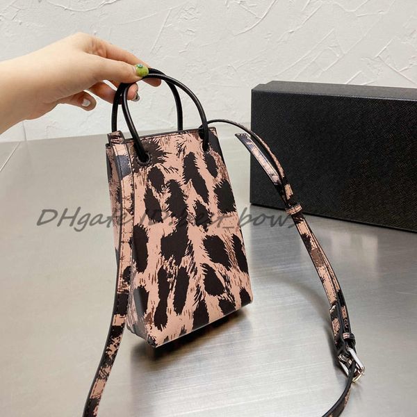`s handbags chains bags ,classic retro elegant temperament, purses vertical box bag single shoulder crossbody adjustable strap mobile phone
`s handbags chains bags ,classic retro elegant temperament, purses vertical box bag single shoulder crossbody adjustable strap mobile phone