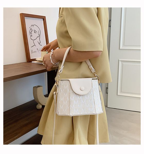 2021 new alphabet printing portable bucket bag, fashion, foreign style, girls' leisure one shoulder messenger bag
2021 new alphabet printing portable bucket bag, fashion, foreign style, girls' leisure one shoulder messenger bag