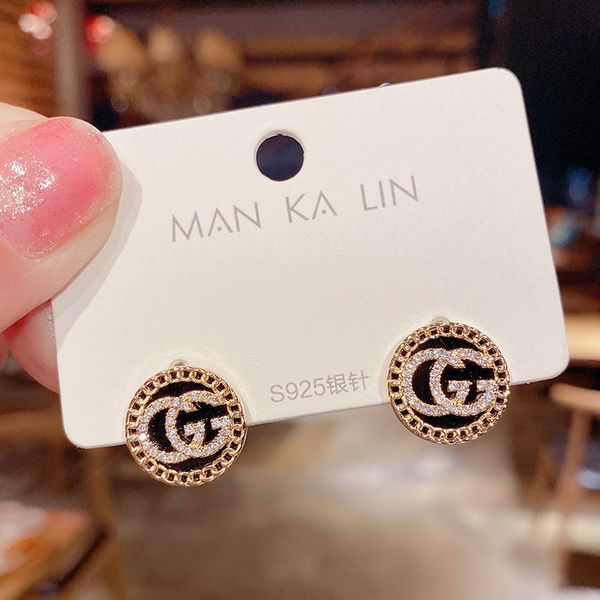 ladies fashion jewelry s925 silver needle micro inlaid small fragrance letter female minority design sense earrings 2021 new trend, Golden;silver
ladies fashion jewelry s925 silver needle micro inlaid small fragrance letter female minority design sense earrings 2021 new trend, Golden;silver