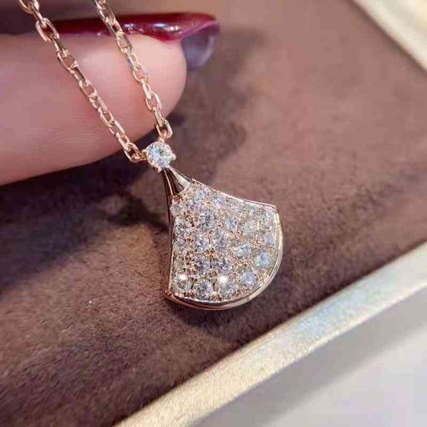 new baojia s925 silver small skirt full of diamond women's fan-shaped clavicle necklace is only 30. the same gift from gu jia
new baojia s925 silver small skirt full of diamond women's fan-shaped clavicle necklace is only 30. the same gift from gu jia