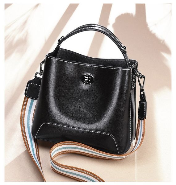 design hand 2021 bucket cowhide one shoulder trend large capacity commuter slant span leather women's bag, Red;black
design hand 2021 bucket cowhide one shoulder trend large capacity commuter slant span leather women's bag, Red;black
