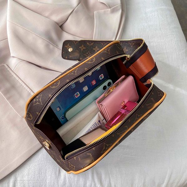 daily bag female 2023 summer new portable printing cosmetic bag large capacity classic presbyopic wash travel net red envelope
daily bag female 2023 summer new portable printing cosmetic bag large capacity classic presbyopic wash travel net red envelope