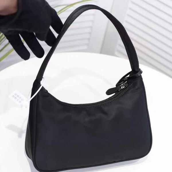 design hand woman 2021new tote large capacity hand cowhide fashion simple joker shoulder bag
design hand woman 2021new tote large capacity hand cowhide fashion simple joker shoulder bag