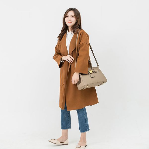 real leather women's 2021 new large capacity temperament fashion versatile hand celebrity bride's wedding bag
real leather women's 2021 new large capacity temperament fashion versatile hand celebrity bride's wedding bag