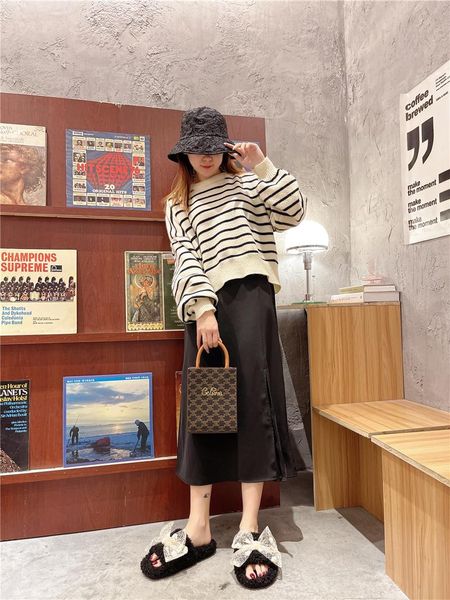 slippers furry women's autumn and winter 2021 style korean fashion bow outer wear warm flat lambs wool shoes, Black
slippers furry women's autumn and winter 2021 style korean fashion bow outer wear warm flat lambs wool shoes, Black
