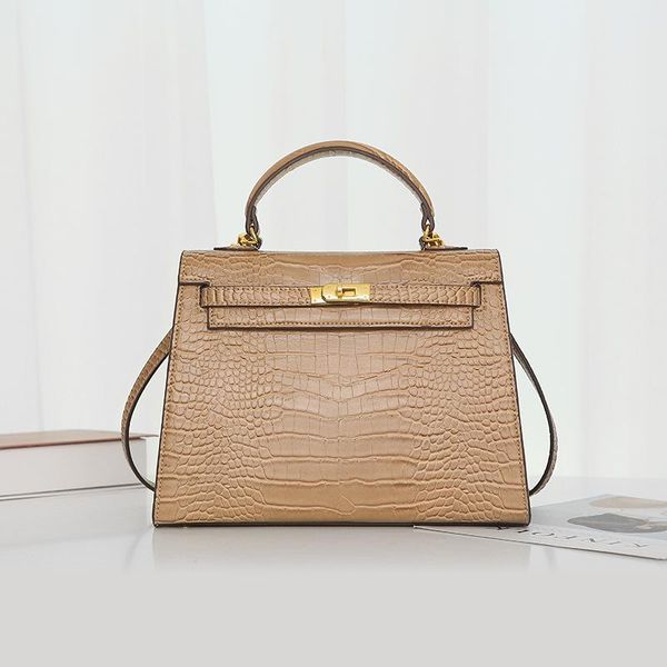 korean versatile one shoulder messenger bag lock retro boutique wholesale evening bags
korean versatile one shoulder messenger bag lock retro boutique wholesale evening bags