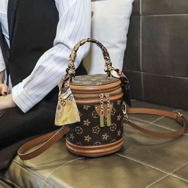 hong kong bucket bag 2021 autumn and winter old flower fashion portable messenger, Black;red
hong kong bucket bag 2021 autumn and winter old flower fashion portable messenger, Black;red
