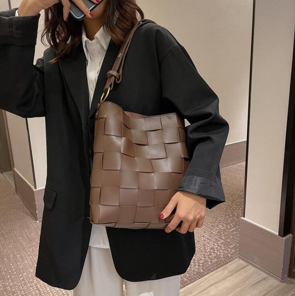 factory wholesale women shoulder bags winter vintage woven bucket bag simple and versatile solid color leather handbags street trend lattice, Black;red
factory wholesale women shoulder bags winter vintage woven bucket bag simple and versatile solid color leather handbags street trend lattice, Black;red