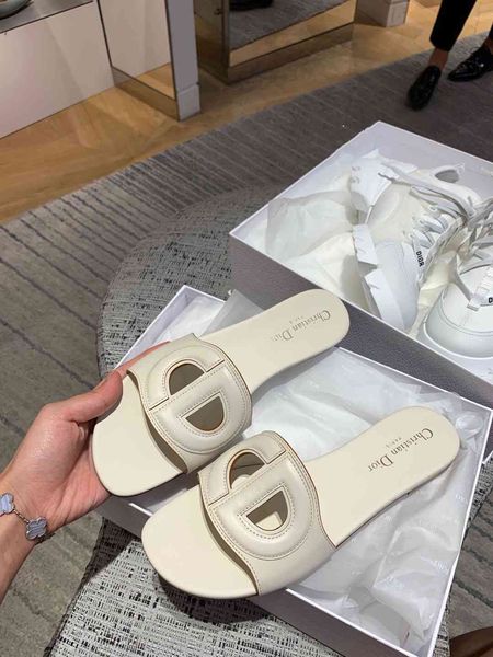 italian d / d 21 new brown leather sandals with middle heel and letter piggy nose slippers women's shoes, Black
italian d / d 21 new brown leather sandals with middle heel and letter piggy nose slippers women's shoes, Black