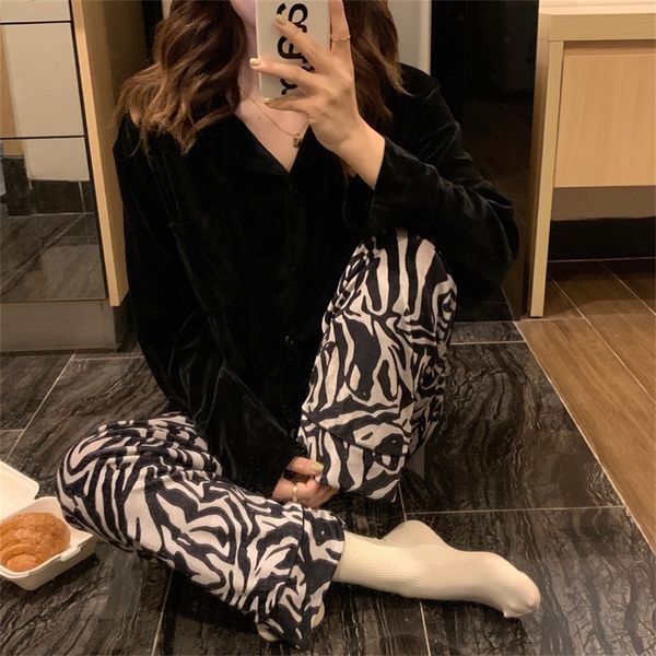 black pattern pajamas women's autumn and winter golden velvet new long sleeved net red home clothes set, Black;red
black pattern pajamas women's autumn and winter golden velvet new long sleeved net red home clothes set, Black;red