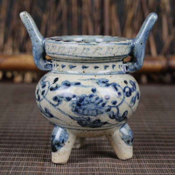 fragrance lamps china antique craft yuan hand painted lianye blue and white porcelain three-legged small incense burner decoration
fragrance lamps china antique craft yuan hand painted lianye blue and white porcelain three-legged small incense burner decoration