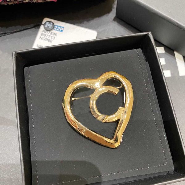 2022 charm brooch in 18k gold plated hollow design words for women wedding jewelry gift have box stamp ps7303, Golden 
2022 charm brooch in 18k gold plated hollow design words for women wedding jewelry gift have box stamp ps7303, Golden