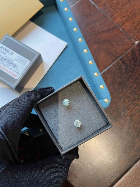 ring t family starlight gra one mosan drill earrings have been drilled, and the pen is slightly inlaid with s925 silver
ring t family starlight gra one mosan drill earrings have been drilled, and the pen is slightly inlaid with s925 silver