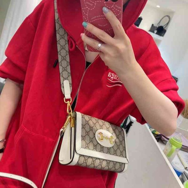 2022 factory wholesale handbag urban fashion single shoulder women's oblique cross texture large capacity wallet mobile phone
2022 factory wholesale handbag urban fashion single shoulder women's oblique cross texture large capacity wallet mobile phone