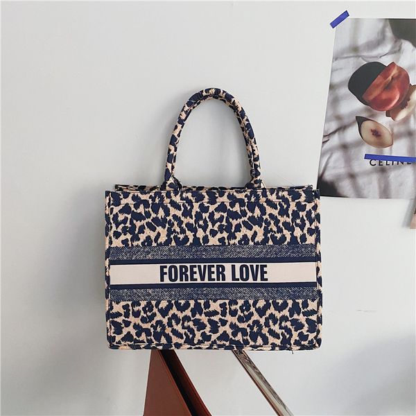 2021 new fashion texture large capacity leopard tote bag korean version foreign style handbag leisure armpit bag
2021 new fashion texture large capacity leopard tote bag korean version foreign style handbag leisure armpit bag