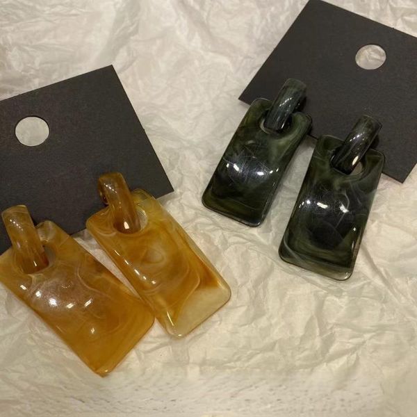 stud korea retro style acrylic earrings female fashion simple and exaggerated geometric resin, Golden;silver 
stud korea retro style acrylic earrings female fashion simple and exaggerated geometric resin, Golden;silver