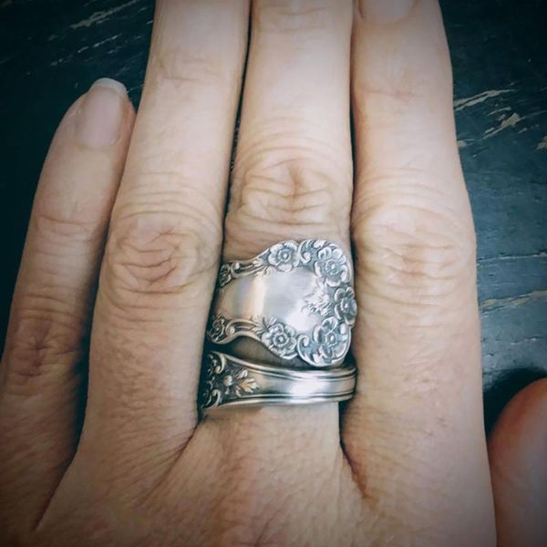 vintage female big flower ring charm silver color wedding rings for women luxury bride love engagement, Slivery;golden
vintage female big flower ring charm silver color wedding rings for women luxury bride love engagement, Slivery;golden