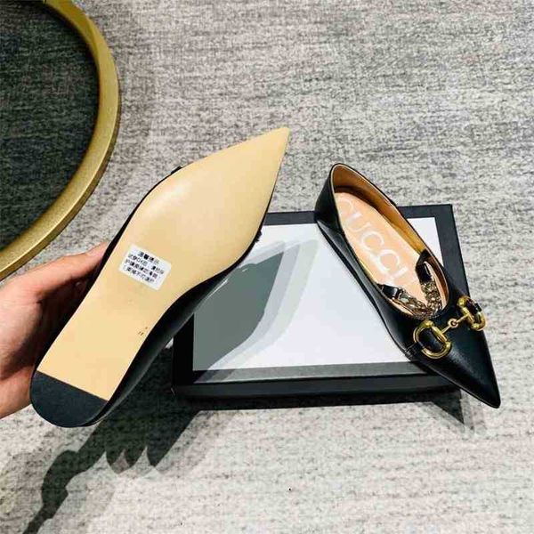 spring and summer 2021 g horse chain black and white thin pointed shallow mouth flat shoes soft leather two wear heel shoes
spring and summer 2021 g horse chain black and white thin pointed shallow mouth flat shoes soft leather two wear heel shoes
