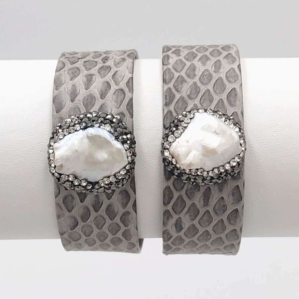 1 piece snakeskin pattern bracelet with natural pearl personality cuff bangles, Black
1 piece snakeskin pattern bracelet with natural pearl personality cuff bangles, Black