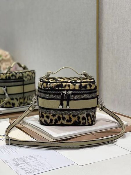 r cosmetic bag fashion gold embroidery letter leather button sewing handbag party women's luxury large capacity box bag size 18.5x13 *
r cosmetic bag fashion gold embroidery letter leather button sewing handbag party women's luxury large capacity box bag size 18.5x13 *