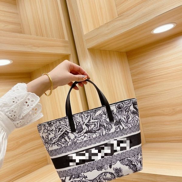 women hand bags the bag that i use most times this year has large capacity, concave shape and exquisite style
women hand bags the bag that i use most times this year has large capacity, concave shape and exquisite style