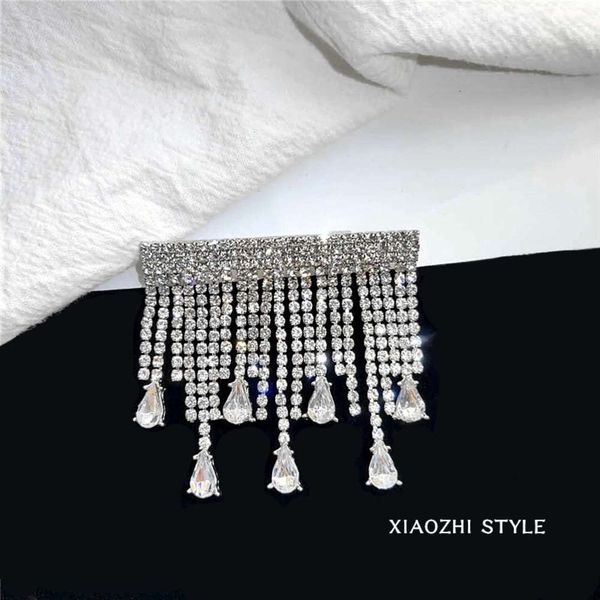 light luxury and versatile flash diamond tassel fashion personality net red street shooting suit cardigan brooch, Gray
light luxury and versatile flash diamond tassel fashion personality net red street shooting suit cardigan brooch, Gray