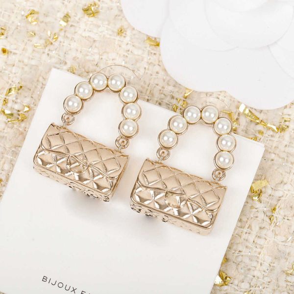 2021 new brand fashion jewelry for women jelly bag design earrings party pearls bag earrings c name stamp crush bag earrings, Golden
2021 new brand fashion jewelry for women jelly bag design earrings party pearls bag earrings c name stamp crush bag earrings, Golden