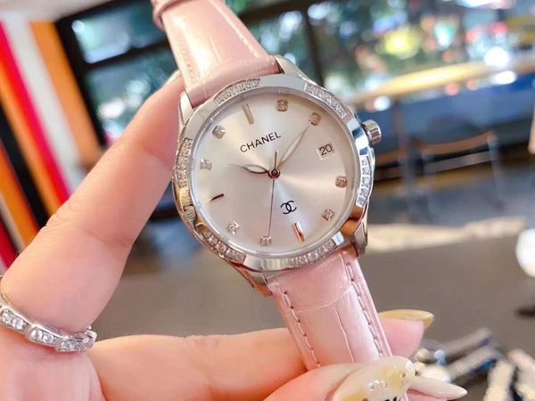 High-end brand women's automatic mechanical watch, equipped with imported quartz movement sapphire glass mirror, size 35mm, exquisite packaging, Slivery;brown
High-end brand women's automatic mechanical watch, equipped with imported quartz movement sapphire glass mirror, size 35mm, exquisite packaging, Slivery;brown