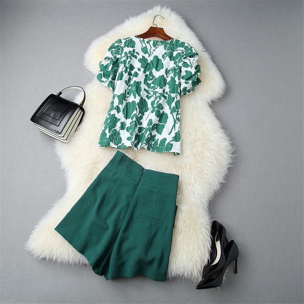 short fashion designer summer women's suit lady two pieces floral green clothes impression puff shirt and shorts, White;black
short fashion designer summer women's suit lady two pieces floral green clothes impression puff shirt and shorts, White;black