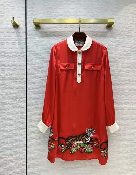 milan runway dresses 2022 spring summer lapel neck long sleeve embroidery women's designer dress brand same style dress 0226-18, Black
milan runway dresses 2022 spring summer lapel neck long sleeve embroidery women's designer dress brand same style dress 0226-18, Black