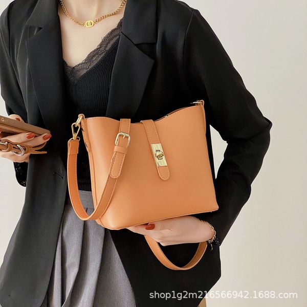 wanghong women's 2021 fashion wide shoulder strap bucket versatile atmosphere messenger bag
wanghong women's 2021 fashion wide shoulder strap bucket versatile atmosphere messenger bag