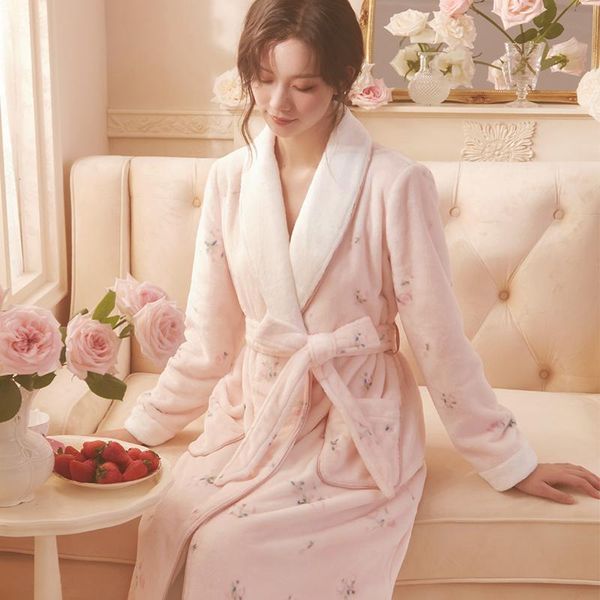 women's sleepwear winter nightgown women dressing gown velvet retro robe elegant high quality, Black;red
women's sleepwear winter nightgown women dressing gown velvet retro robe elegant high quality, Black;red
