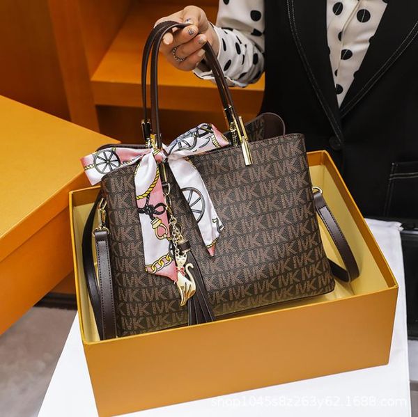 messenger bag light luxury trend 2021 autumn/winter large-capacity one-shoulder portable female bags
messenger bag light luxury trend 2021 autumn/winter large-capacity one-shoulder portable female bags