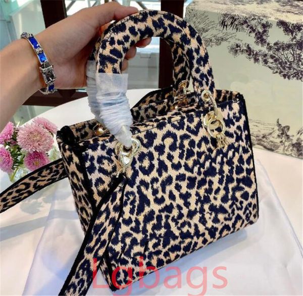 2021 luxurys designer women's cross body bag designers handbag classic lettered diagonal crossover shoulderbag women clutch bags
2021 luxurys designer women's cross body bag designers handbag classic lettered diagonal crossover shoulderbag women clutch bags