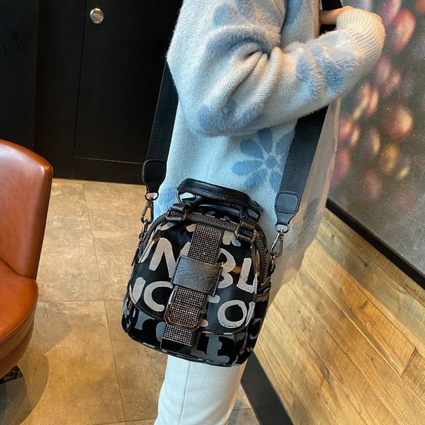2021 new fashion diamond leather handbag women's soft single shoulder messenger bag letter printing multipurpose backpack
2021 new fashion diamond leather handbag women's soft single shoulder messenger bag letter printing multipurpose backpack