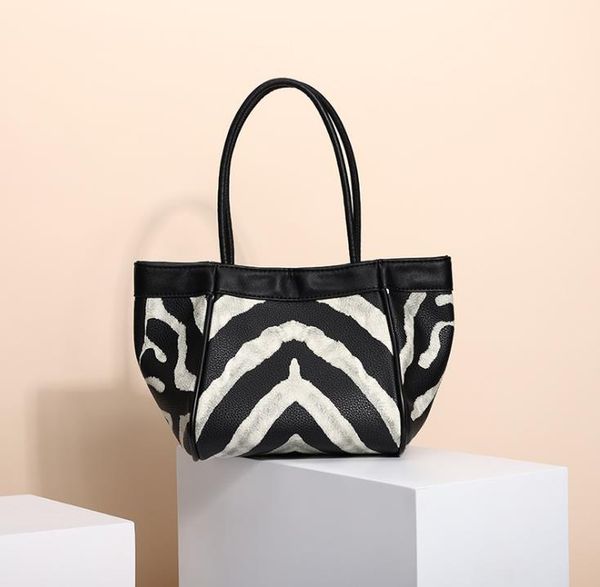 evening bags autumn/winter women's bag zebra pattern handbag fashion trend baguette personality dumpling
evening bags autumn/winter women's bag zebra pattern handbag fashion trend baguette personality dumpling