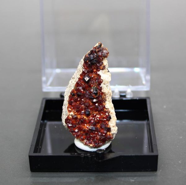 100% natural florescent garnet mineral specimen stones and crystals healing quartz gemstones box size 5.2 cm decorative objects & figurines
100% natural florescent garnet mineral specimen stones and crystals healing quartz gemstones box size 5.2 cm decorative objects & figurines