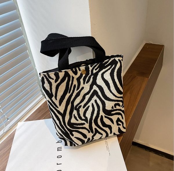 shoulder bags luxury handbag women 2022 western style fashion striped large capacity bag
shoulder bags luxury handbag women 2022 western style fashion striped large capacity bag
