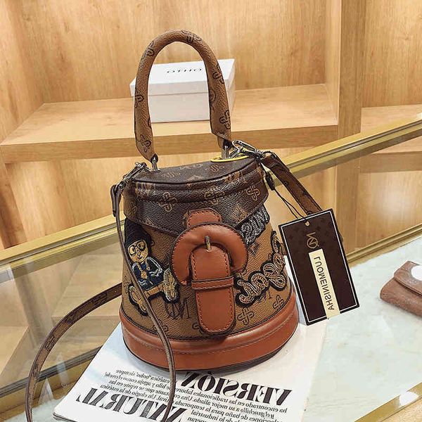 2022 factory outlet graffiti bucket cylindrical niche design hand single shoulder messenger women's small bag 64f2
2022 factory outlet graffiti bucket cylindrical niche design hand single shoulder messenger women's small bag 64f2
