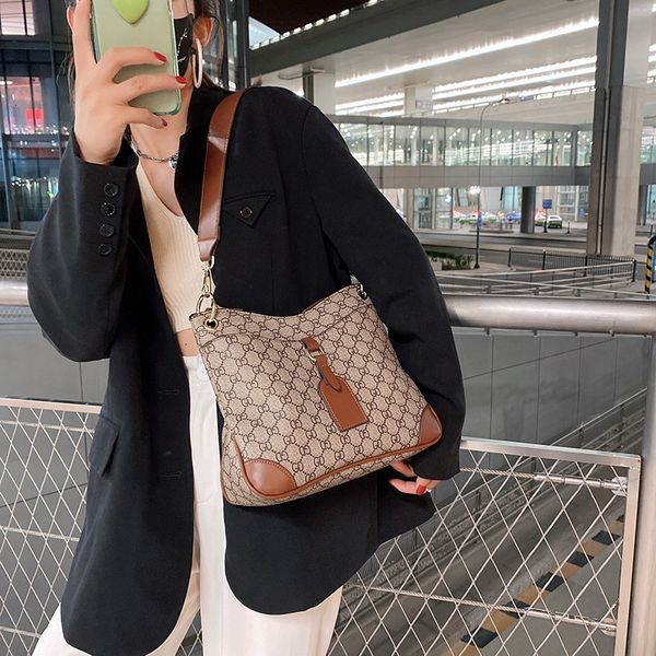 women's 2021 early autumn old flower letter single shoulder korean fashion simple msenger bag large capacity tote bag
women's 2021 early autumn old flower letter single shoulder korean fashion simple msenger bag large capacity tote bag