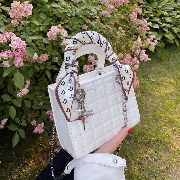portable diana bag 2021 new trendy women's fashion spring messenger design ribbon small square hand carry
portable diana bag 2021 new trendy women's fashion spring messenger design ribbon small square hand carry