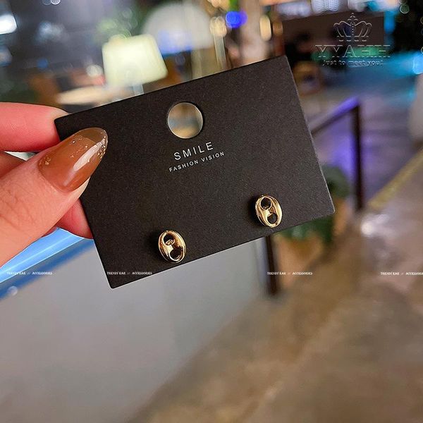 korean version of small and simple circle earrings female, high fashion sense metal stud, Golden;silver
korean version of small and simple circle earrings female, high fashion sense metal stud, Golden;silver