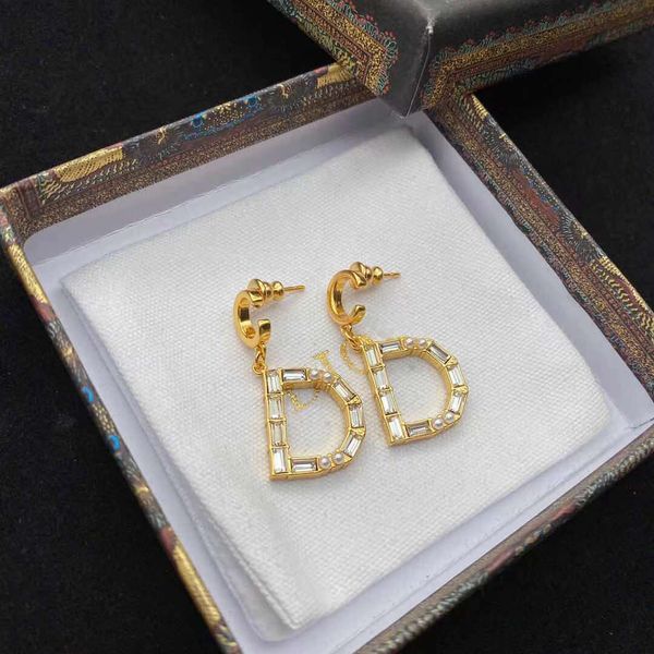 designer jewelry 2021 new letter inlaid pearl rhinestone pendant earrings female fashion earrings, Silver
designer jewelry 2021 new letter inlaid pearl rhinestone pendant earrings female fashion earrings, Silver