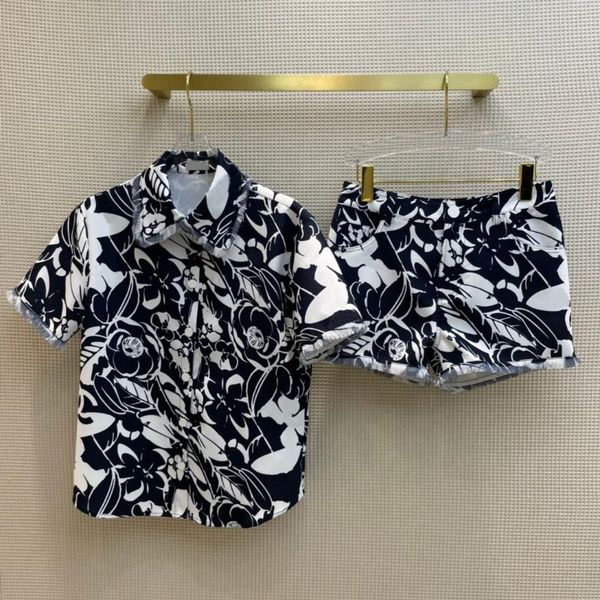 women's two piece pants blue camellia print shorts set for women autumn 2021 lapel short sleeve shirts with burr hem high waist, White
women's two piece pants blue camellia print shorts set for women autumn 2021 lapel short sleeve shirts with burr hem high waist, White